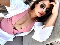 प्रियंका चोप्राने पहिल्यांदाच शेअर केले इतके बोल्ड फोटो, पाहून तुम्ही देखील म्हणाल कडक - Marathi News | priyanka chopra share pink monokini photos on instagram PSC | Latest filmy Photos at Lokmat.com