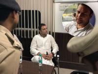 CBI मुद्दे पर विरोध प्रधर्शन में राहुल गांधी ने दी गिरफ्तारी, इस अंदाज में दिखें पुलिस स्टेशन में - | Rahul Gandhi other leaders of the Congress Party detained during the protests at the CBI Headquarters | Latest india Photos at Lokmatnews.in