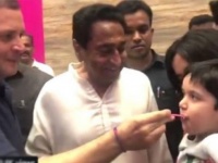 राहुल गांधी ने बच्चे को अपने चम्मच से खिलाई आइसक्रीम, देखें वीडियो