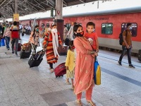 Indian Railways: दशहरा और दिवाली पर रेल यात्रा के दौरान न करें ये गलतियां नहीं तो हो सकती है जेल!