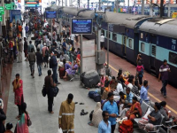Delhi के Anand Vihar Railway Station पर अनोखा System , उठक बैठक लगाओ और Free Ticket पाओ