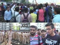 मुंबई: नौकरी के लिए ट्रेन रोककर छात्र कर रहें हैं प्रदर्शन