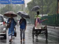 Delhi Rain: दिल्ली में बारिश, जलजमाव, सड़क गहरे गड्ढे में तब्दील, लोग परेशान, see pics - | Weather Rain Delhi water logging road transformed deep pit images viral see pics | Latest india Photos at Lokmatnews.in