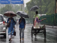 दिल्ली NCR में भारी बारिश, सड़कों पर भरा पानी