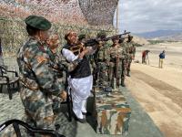 लेह दौरे पर गए रक्षा मंत्री राजनाथ सिंह ने थामी गन, कुछ इस तरह पैरा कमांडोज के अभ्यास में हुए शामिल, देखें तस्वीरें - | Rajnath Singh in leh witnessing para dropping scoping weapons Stakna see picture | Latest india Photos at Lokmatnews.in