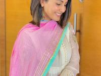 हिना खान ने बॉयफ्रेंड रॉकी के साथ की रोमांटिक फोटो की शेयर, एक दूसरे की आंखों में खोया नजर आया कपल - | hina khan shares picture with boyfriend rocky | Latest television Photos at Lokmatnews.in