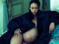 प्रेग्नेंट रिहाना ने कराया टॉपलेस फोटोशूट, फ्लॉन्ट किया बेबी बंप, देखें वायरल फोटोज - | rihanna did topless photoshoot flaunts her baby bump see viral photos | Latest hollywood Photos at Lokmatnews.in