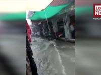 बाढ़ में पानी की तरह बह गई गाड़ियाँ