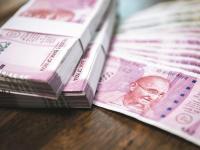 रुपया 22 पैसे की गिरावट के साथ 79.81 प्रति डॉलर के ऐतिहासिक निचले स्तर पर - | Rupee drops by 22 paise to record low of 79.81 against US Dollar | Latest business Photos at Lokmatnews.in