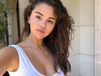 सेलेना गोमेज की लेटेस्ट हॉट तस्वीर को देखने के लिए सोशल मीडिया पर उमड़ी फैंस की भीड़ - | Selena Gomez Instagram Bold Bikini Photos Goes Viral On Internet | Latest hollywood Photos at Lokmatnews.in