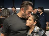 सलमान खान की बहन अर्पिता के घर से हीरे के आभूषण चोरी, नौकर गिरफ्तार - | Salman Khan Sister Arpita Diamond Earrings Stolen cops arrest househelp | Latest bollywood Photos at Lokmatnews.in