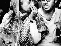 संजय गांधी की पुण्यतिथी पर पत्नी मेनका और बेटे वरुण ने यूं किया याद, विमान दुर्घटना में हुई थी नेता की मौत, देखें तस्वीरें - | Sanjay Gandhi 40 Death Anniversary Maneka Gandhi pay tribut see pics | Latest india Photos at Lokmatnews.in