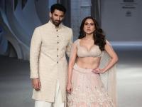 रैंप पर आदित्य रॉय कपूर, सारा अली खान की जबरदस्त केमिस्ट्री ने इंटरनेट पर मचाया धमाल - | Aditya Roy Kapur, Sara Ali Khan's intense chemistry on ramp is winning hearts on Internet | Latest bollywood Photos at Lokmatnews.in