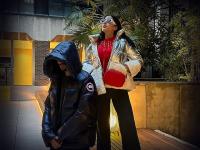 Sara Ali Khan with poses mystery man in London - News | Sara Ali Khan with poses mystery man in London | Latest entertainment Photos at Lokmattimes.com