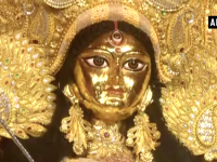 Navratri 2019: कोलकाता में 50 किलो सोने से बनी मां दुर्गा की प्रतिमा हुई स्थापित, 250 मजदूरों ने बनाया था पंडाल
