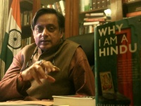 शशि थरूर ने मोदी सरकार को रोकने के लिए अपनी किताब को बनाया हथियार, देखें वीडियो