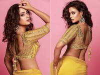 श्वेता तिवारी ने येलो साड़ी में दिखाई ग्लैमरस अदाएं, किलर लुक देख दीवाने हुए फैंस - | Shweta Tiwari Yellow Saree Backless Blouse Sizzling Photos goes viral on social media see pics | Latest television Photos at Lokmatnews.in