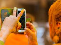 Holi 2019: रंगों से स्मार्टफोन ना हो जाएं खराब, रखें इन बातों का ध्यान - | Holi 2019: Tips to care your Smartphones from liquid damage in holi | Latest technology Photos at Lokmatnews.in