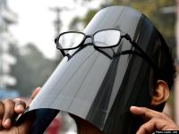 भारत में इन अजब-गजब तरीकों से देखा गया सूर्य ग्रहण, देखें मजेदार तस्वीरें - | surya grahan viral funny images: people watch solar eclipse in funny ways check here | Latest weird Photos at Lokmatnews.in