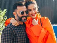 सोनम कपूरला पती आनंद आहुजाने लग्नाच्या वाढदिवसाला दिले हे स्पेशल गिफ्ट - Marathi News | sonam kapoor and anand ahuja wedding anniversary photos PSC | Latest filmy Photos at Lokmat.com