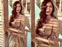 सोनम कपूर ट्रेडिशनल लुक में क्लीवेज दिखाती आईं नजर, तस्वीरें हुईं वायरल - | Bold Photos: Sonam kapoor show her hot Deep cleavage in Traditional Look, Pics Goes viral on Instagram | Latest hot-sexy Photos at Lokmatnews.in