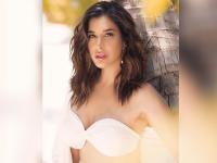 सोफी चौधरी ने फिर सोशल मीडिया पर दिखाया बोल्ड अंदाज, एक झलक आप भी देखें - | Sophie Choudry Bold, Sexy and Sensational Photos Raise Temperature on Instagram | Latest bollywood Photos at Lokmatnews.in