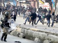 भारत के अलावा इन 7 देशों में पत्थरबाजों को दी जाती है ऐसी सजा, सुनकर रह जाएंगें दंग - | In Pics: No mercy for stone pelters in these 7 countries other than India | Latest world Photos at Lokmatnews.in