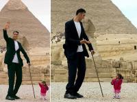 आंखो पर भरोसा कर लें क्योंकि ये फोटोशॉप नहीं दुनिया की अनोखी जोड़ी की रियल तस्वीरें हैं... - | World’S smallest woman jyoti amge who stands at 2ft meets 8.3ft world’s tallest man sultan kosen for incredible photoshoot in Egypt, see pictures | Latest weird Photos at Lokmatnews.in