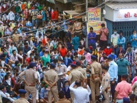 सूरत में लॉकडाउन तोड़ कर सड़क पर प्रवासी मज़दूरों का प्रदर्शन