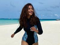 मॉलदीव में बीच पर वॉलीबॉल खेलती दिखीं सुरभि ज्योति, देखें एक्ट्रेस की ग्लैमरस तस्वीरें - | Surbhi Jyoti beach volleyball photos in stunning look goes viral see pics | Latest television Photos at Lokmatnews.in