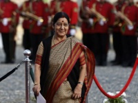 विदेश मंत्री सुषमा स्वराज ने सेशेल्स को सौंपा डॉर्नियर एयरक्राफ्ट