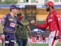 IPL 2020, KXIP vs KKR: पंजाब के कप्तान KL Rahul ने Toss जीतकर चुनी गेंदबाजी, कौन मारेगा बाज़ी