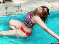 स्ट्रेच मार्क्स को लेकर ट्रोल हुईं उर्वशी ढोलकिया ने शेयर की स्विमसूट वाली ग्लैमरस तस्वीरें, कहा- कोई मुझे रोक कर बताओ - | Urvashi Dholakia shared glamorous swimsuits photos after trolled on stretch marks | Latest television Photos at Lokmatnews.in