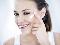 सर्दियों में कोल्ड क्रीम दिलाएगी परफेक्ट ग्लोइंग त्वचा, करें ये 5 एक्सपेरिमेंट - | Winter Skin Care Tips: 5 amazing uses of cold cream to try this season | Latest fashion-beauty Photos at Lokmatnews.in