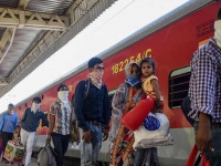 Indian Railway Update: अब रेल सफर में लगेज को लेकर ना हों परेशान, रेलवे घर तक पहुंचाएगी सामान