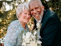 डेटिंग एप पर मिला 78 साल के दूल्हा और 79 साल की दुल्हन, शादी कर साबित किया प्यार की कोई उम्र नहीं होती