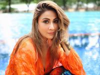 43 साल की उर्शवी ढोलकिया ने पूल में दिए पोज, सोशल मीडिया पर वायरल हुई तस्वीरें - | 43 year old Urshavi Dholakia posed in the pool pictures went viral on social media | Latest television Photos at Lokmatnews.in