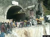 Uttarakhand Tunnel Collapse: 41 जिंदगियों के करीब पहुंचीं रेस्क्यू टीमें, रातभर चली ड्रिल, देखें तस्वीरें - | Uttarakhand Tunnel Collapse Latest Photos Silkyara tunnel | Latest india Photos at Lokmatnews.in