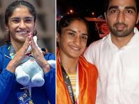 तस्वीरें: गोल्ड मेडल जीतने के बाद विनेश फोगाट ने दिल्ली एयरपोर्ट पर फैंस को दिया सरप्राइज - | Asian Games 2018: Gold Medalist Vinesh Phogat gets engaged at Delhi Airport With Somvir Rathi, See Photos | Latest other-sports Photos at Lokmatnews.in