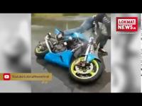 बाइक सवार का स्टंट देख आपक भी रह जायेंगे दंग