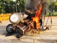Farm Bill: कृषि कानूनों पर बवाल जारी, Delhi में India Gate पर प्रदर्शनकारियों ने लगाई Tractor में आग