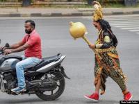 बेंगलुरु पुलिस ने इस खास काम के लिए 'यमराज' को उतारा सड़क पर, देखें तस्वीरें - | In Photos: Bangalore Traffic police in Yamraj avatar to warn the motorist | Latest india Photos at Lokmatnews.in