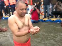 योगी आदित्यनाथ ने बसंत पंचमी पर लगाई गंगा में आस्था की डुबकी, पतंगबाजी का भी उठाया लुत्फ - | Basant Panchami 2020 Yogi Adityanath took a dip of faith in Ganga river see images | Latest politics Photos at Lokmatnews.in