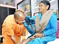 28 साल बाद घर लौटा सीएम योगी आदित्यनाथ, मां के पैर छूकर लिया आशीर्वाद, देखे तस्वीरे - | UP CM Yogi Adityanath returned home after 28 years took blessings by touches his mother feet see pictures | Latest india Photos at Lokmatnews.in