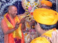 होली फेस्टिवल 2020: मथुरा में योगी आदित्यनाथ ने खेली होली, राधा-कृष्ण की भक्ति में रंगे उत्तर प्रदेश के मुख्यमंत्री, देखें तस्वीरें - | Yogi Adityanath Played Holi in Mathura Barsana and Visit shriji temple for Laddu Maar Holi see photos | Latest india Photos at Lokmatnews.in