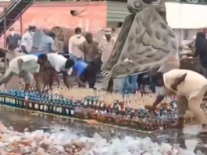 Video: 'ओए...ओए....', रोकते पुलिसकर्मी, इतनी देर में ₹ 50 लाख की जब्त शराब की हो गई लूट