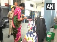 VIDEO: हैदराबाद से भाजपा उम्मीदवार माधवी लता ने मुस्लिम महिलाओं से आईडी जांच के लिए बुर्का हटाने को कहा, वीडियो वायरल होने के बाद FIR दर्ज