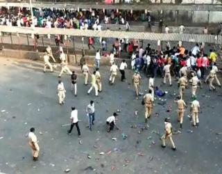 In Mumbai, The Migrant Laborers Came On The Road Demanding The ...