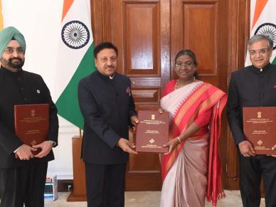 Lok Sabha Elections 2024 Model Code of Conduct: 16 मार्च से लागू आदर्श आचार संहिता हटाई गई, निर्वाचन आयोग ने राष्ट्रपति द्रौपदी मुर्मू को विजयी उम्मीदवारों की सूची सौंपी