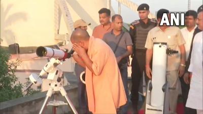yogi adityanath watch solar eclipse | yogi-adityanath-watch-solar-eclipse | Latest india Photos at Lokmatnews.in